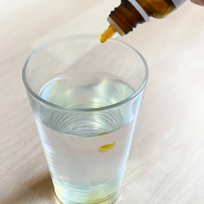 FitLine Omega 3 microSolve+ Tropfen in ein Getränk getropft