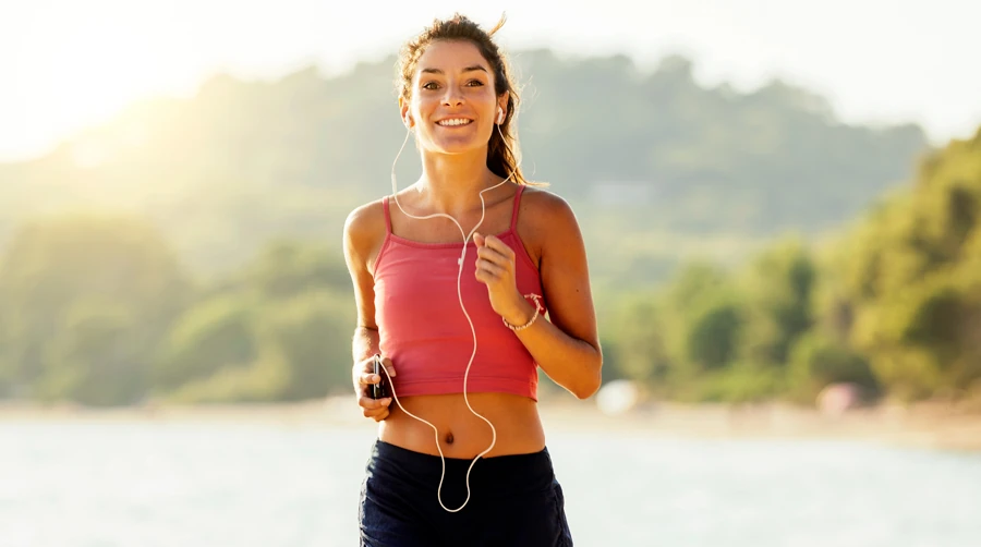 Frau macht Sport: FitLine Sport Produkte sind das Geheimnis der Profis