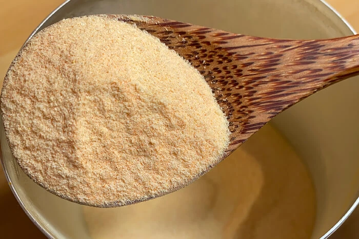 FitLine Zellschutz Antioxy* Pulver auf einem Löffel