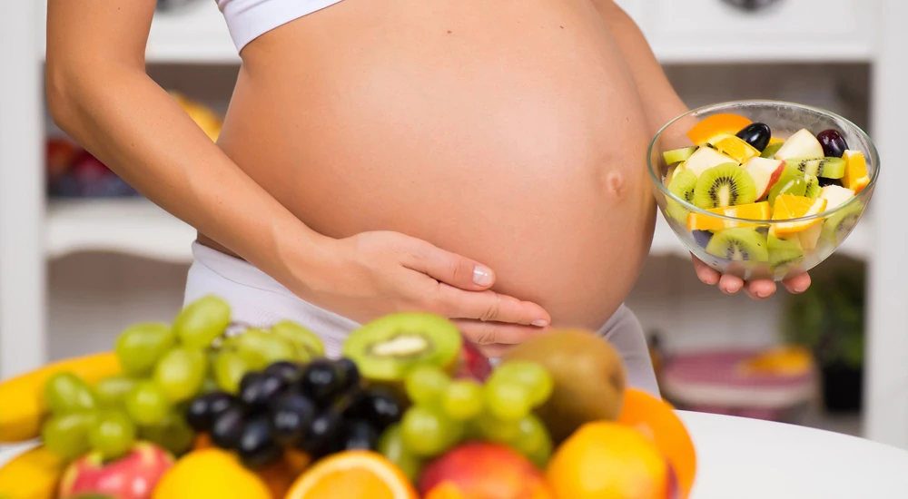 Schwangere Frau, die isst: eine gute Ernährung in der Schwangerschaft